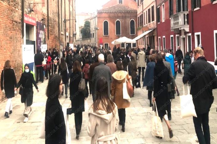 Pubblico si reca alle Tese per la Biennale di Venezia