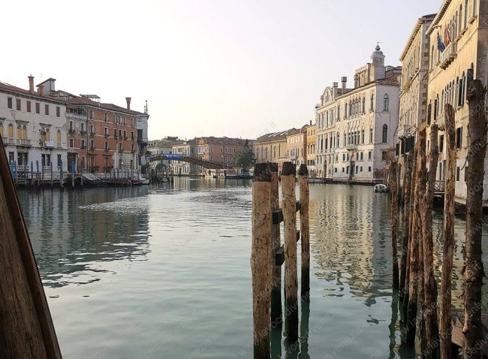Venezia, il Ponte dell'Accademia da cà Rezzonico. Foto di Alberto Farinato