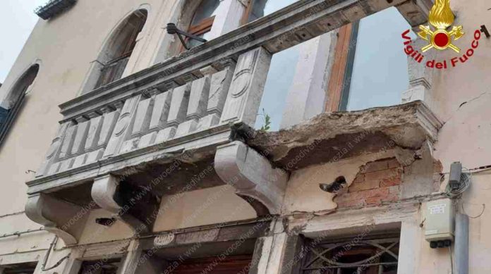 Venezia, il crollo di una parte del terrazzino di un'abitazione privata di questa mattina, 27-10-23