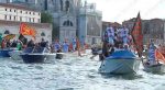 Se in una città "normale" la promozione significa auto e clacson, a Venezia un maestoso corteo acqueo ha sfilato sul Canal Grande