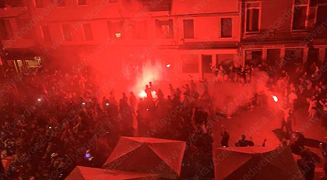 Venezia in Serie A, scoppia l'entusiasmo per calli e campielli, circa 2000 persone festeggiano itineranti da Sant'Elena in giù