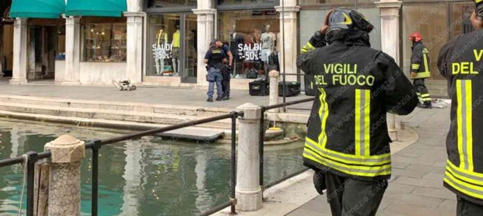 Venezia, polizia e vigili del fuoco in Bacino Orseolo per l'allarme bomba di oggi