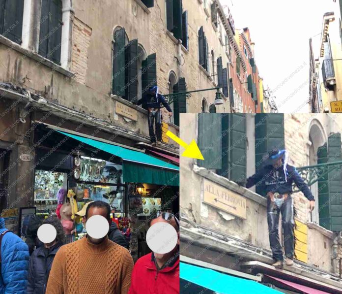 Venezia, turista vagamente travestito da 'Zorro' a scopo goliardico, esce dalla finestra per camminare sul cornicione e appendersi al lampione dell'illuminazione pubblica