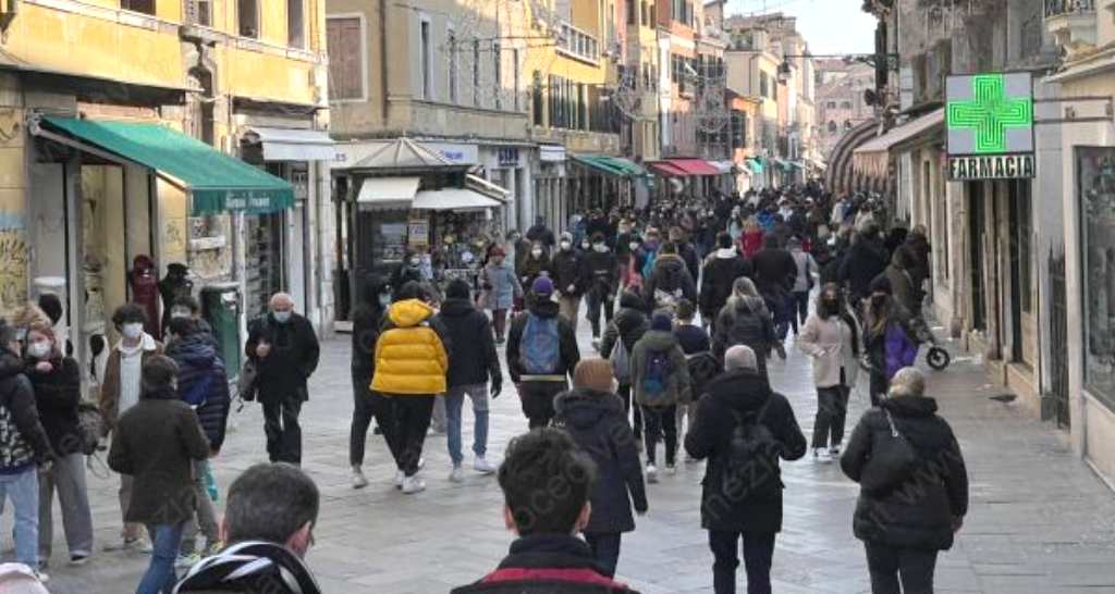 Venezia, turisti a passeggio per Strada Nuova