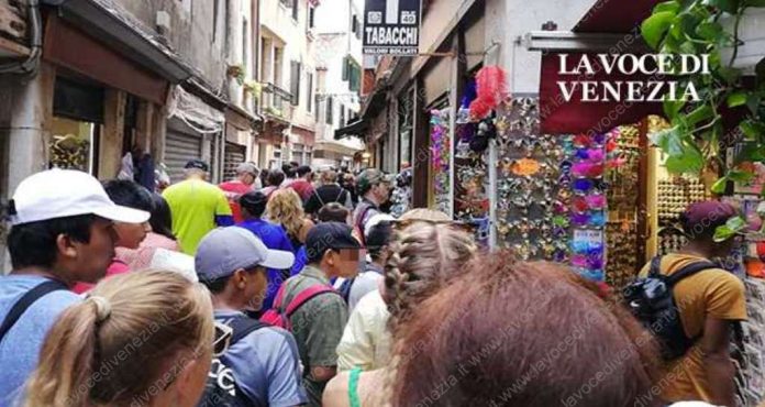 Venezia, turisti affollano una calle di San Marco