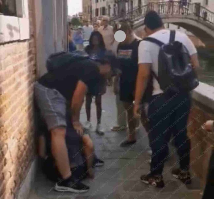 Venezia, turisti sudamericani bloccano ragazzo veneziano ritenuto un borseggiatore e lo picchiano fino a mandarlo all'ospedale