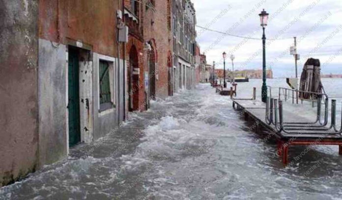 Vento di bora e acqua alta a Venezia, un'accoppiata spesso distruttiva (foto da archivio)