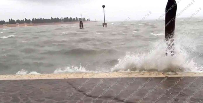 Vento e mare mosso a Venezia, nella zona delle Fondamente Nove