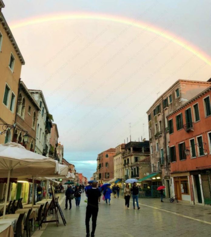 Via Garibaldi, a Venezia, con l'arcobaleno