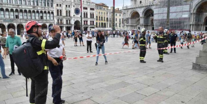 Vigili del fuoco di Venezia eseguono sopralluogo al Campanile di San Marco mentre la Polizia locale recinta l'aera della caduta