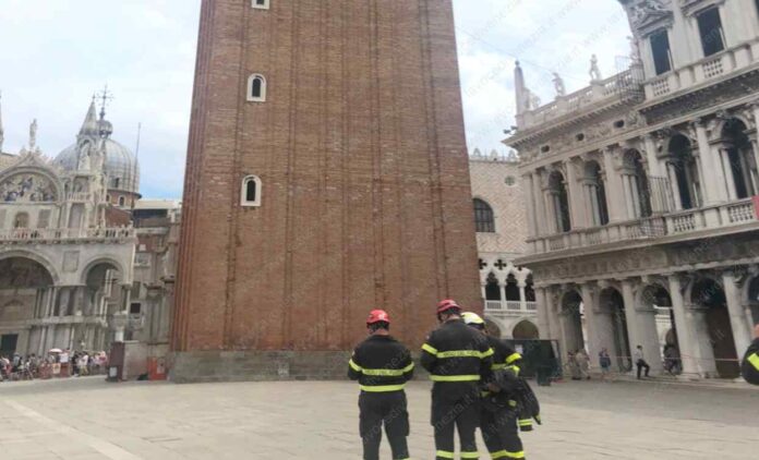 Vigili del fuoco esaminano il Campanile di San Marco a Venezia