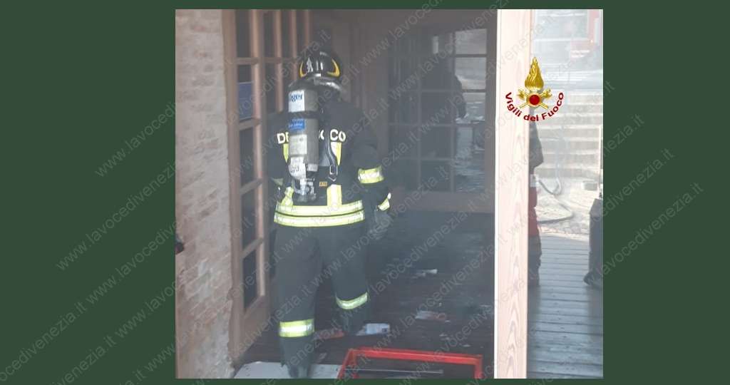 Vigili del fuoco impegnati in 'intervento in ambiente con molto fumo, il pompiere entra con il respiratore