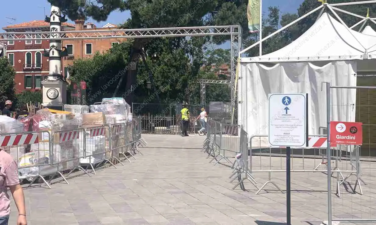 La segnalazione di una lettrice che ha assistito a due situazioni spiacevoli in pochi secondi: "Chi viene a Venezia deve portare rispetto"