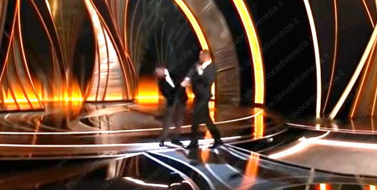 Will Smith colpisce con un pugno Chris Rock alla notte degli Oscar perché il comico aveva scherzato sulla malattia della moglie dell'attore