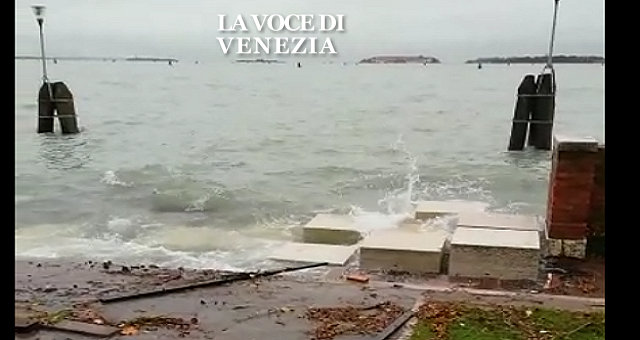 acqua venezia sparito monumento partigiana video