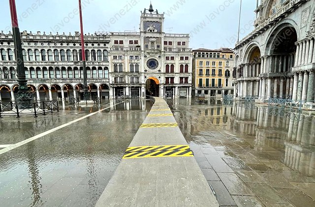 acqua alta venezia piazza san marco davanti basilica nostra 640