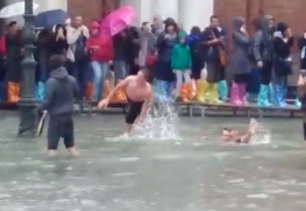 acqua alta venezia ragazzi si tuffano in piazza san marco net 600