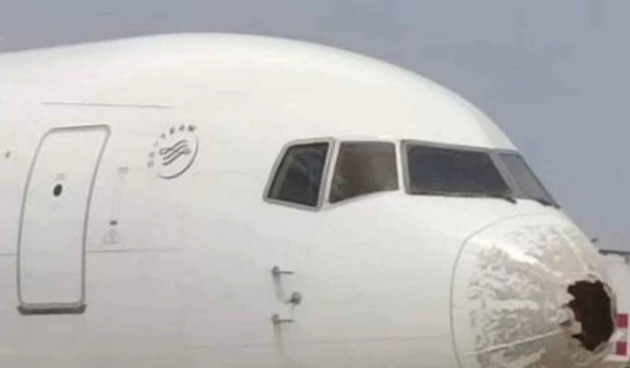 aereo danneggiato dalla grandine aereo danneggiato dalla grandine