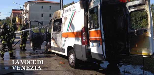 Ambulanza della Croce Verde di Mestre a fuoco a Mestre