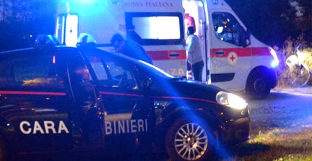 ambulanza e carabinieri per incidente stradale di notte uc