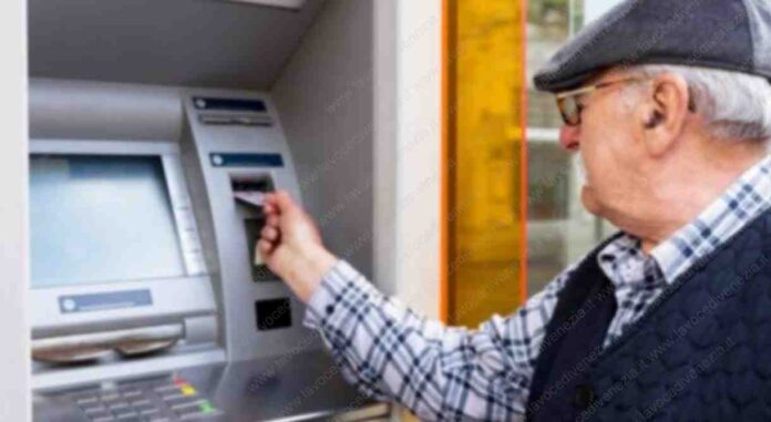 anziano preleva al bancomat (foto di archivio)