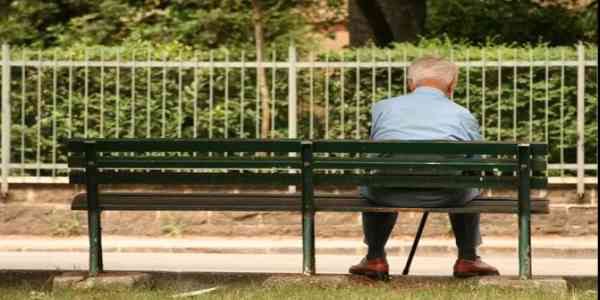 anziano solo seduto panchina