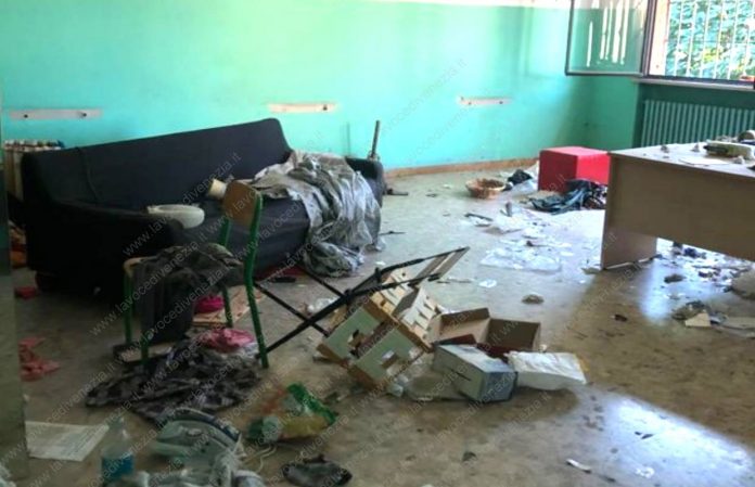 arredamento distrutto salotto mobili danneggiati immondizia abbandonata