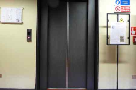 Ladri vanno a rubare ma... restano bloccati in ascensore