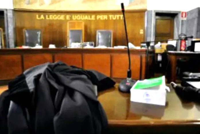 aula di tribunale, toga dell'avvocato e banco dei giudici in un'immagine di repertorio