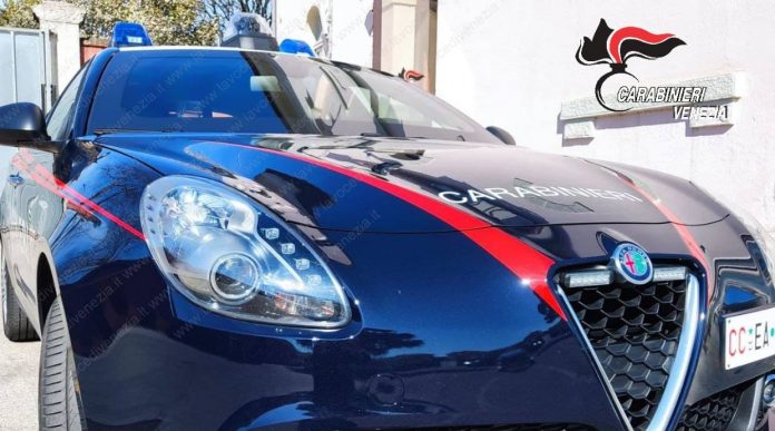 auto carabinieri hanno restato i due ladri rumeni