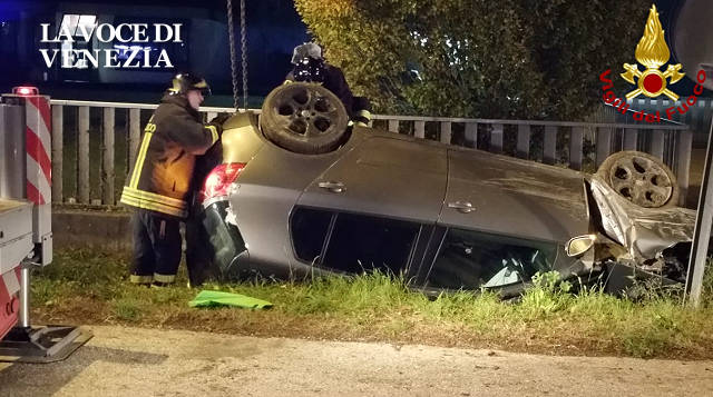 auto rovesciata vigili fuoco up 640