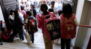bambini all'uscita da scuola