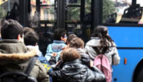 bambini ragazzi prendono autobus per andare a scuola net 500