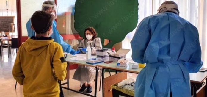 bambini ragazzi vaccinazioni tamponi nelle scuole casi in aumento ns 1240