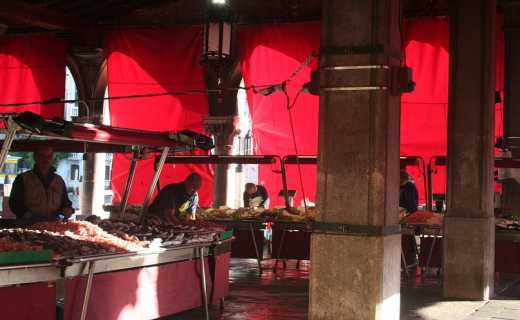 Pescherie di Venezia, a Rialto nuovi tendaggi. Il lavoro a Sacaim
