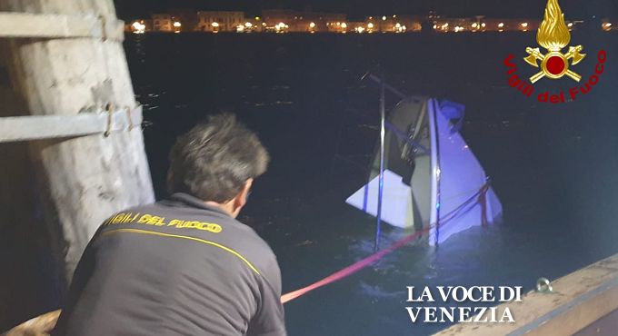 barca affondata vigile fuoco recupera barca barchino up 680