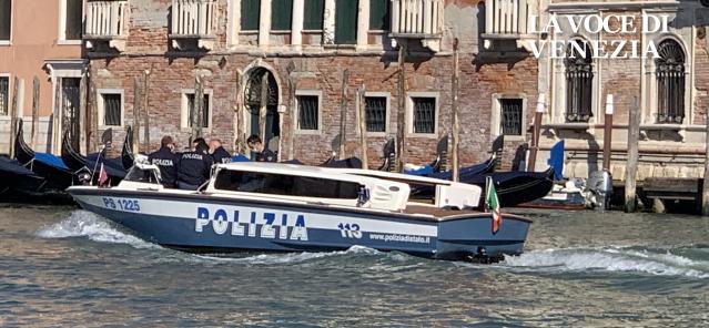 Controlli navigazione Venezia: barca sfreccia e va in fuga. Fermato, rifiuta alcol test