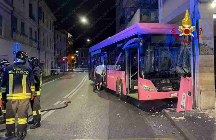incidente in via Carducci bus 