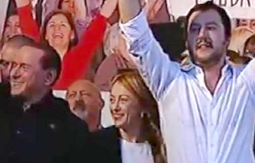 Berlusconi e Salvini vincono sul palco, antagonisti vincono per strada