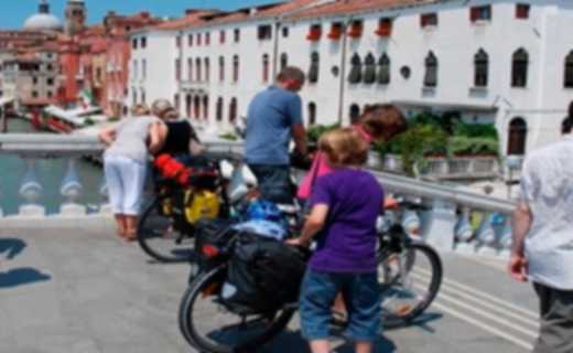 A Venezia in bicicletta, poi l'incatenano in Lista di Spagna. Multa