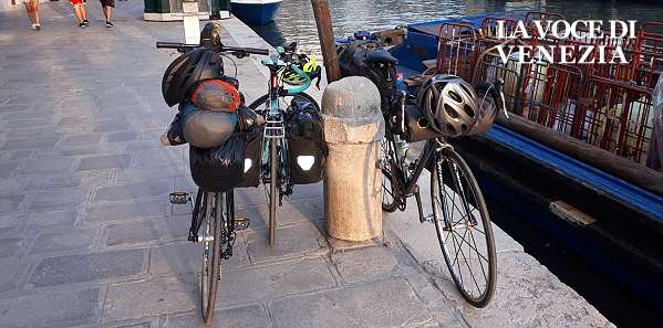 biciclette turisti guglie venezia up 600300