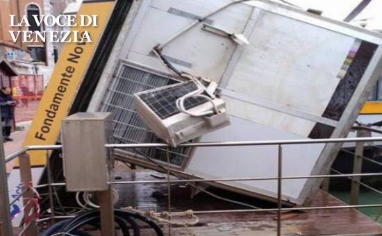 Tromba d'aria a Venezia oggi pomeriggio, vola cabina Actv della biglietteria