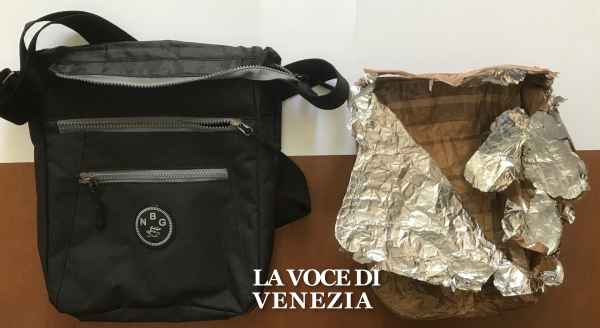 Venezia: si aggregano al gruppo di turisti per rubare in negozio, ma i vigili guardano dalle vetrine