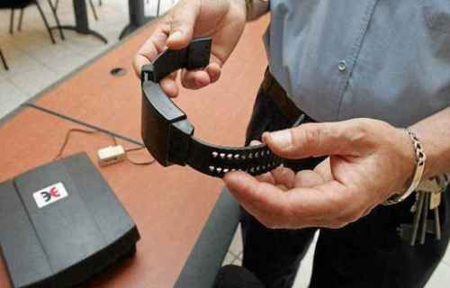 braccialetto elettronico per lo stalking