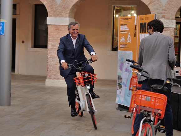 Brugnaro in bici bike sharing