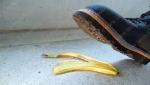 buccia banana caduta infortunio per strada net fee pxhere 600