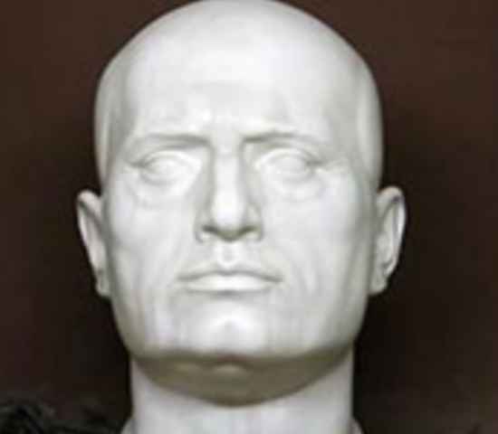 Mussolini celebrato con striscioni. Corteo e saluto romano a Predappio