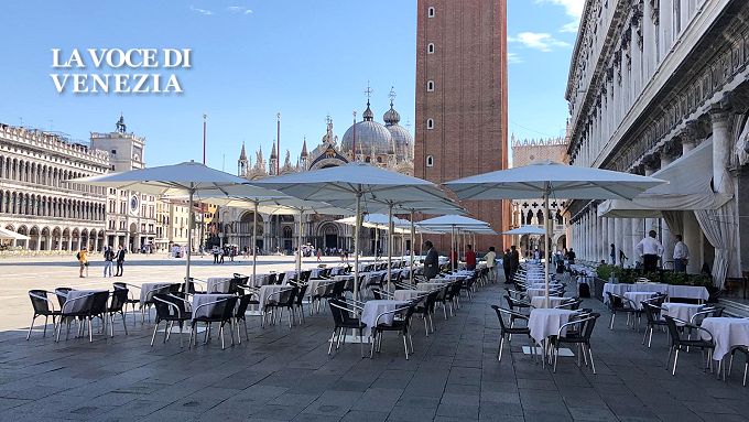 caffe florian piazza san marco con ombrelloni nuovi nostra 680