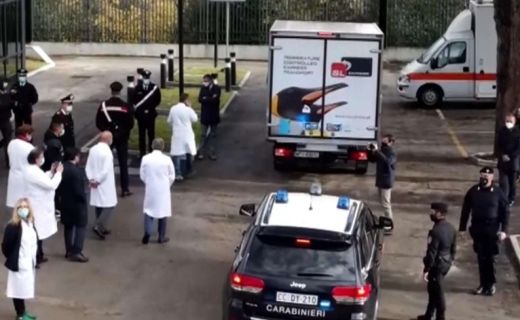 camion vaccini scortato carabinieri arriva spallanzani roma credits ansa 520