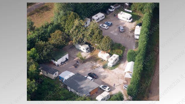 campo sinti via matteotti cadoneghe roulotte accampamento rom up 600